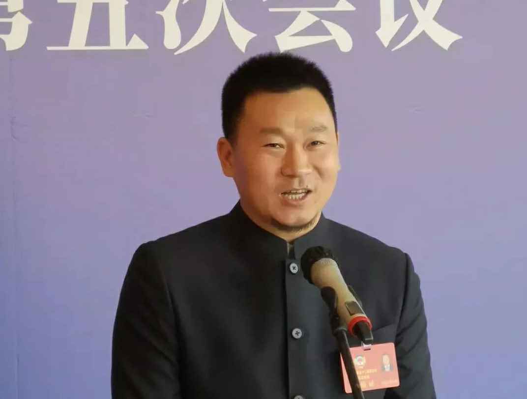 为进一步展示市政协团结、民主、开放、自信的形象，向市民和网友展示政协委员的履职风采，中山市政协十二届五次会议在2月4日上午开幕前开设“委员通道”，市政协委员、开云手机官方站在线入口-开云(中国)公司总经理陈朝阳走进“委员通道”，回应社会关切的问题。他就如何做好城市应急管理规划的问题进行发言，并回答记者提问。.jpg